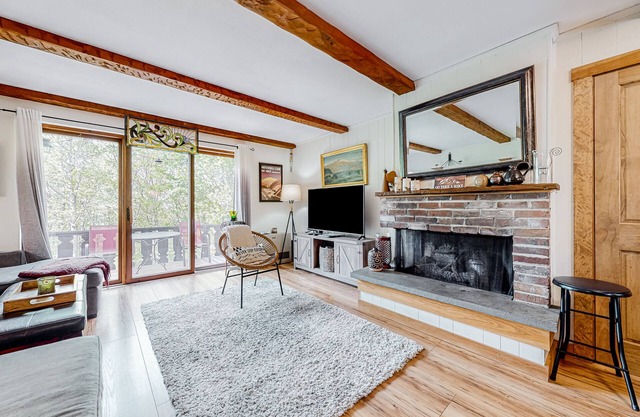 Spacious townhome with mountain view, deck, fireplace, & fast WiFi