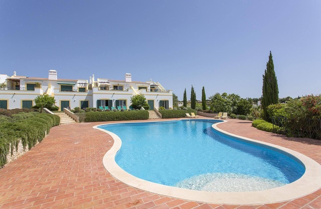 Spacious townhouse for 8 with stunning sea views
