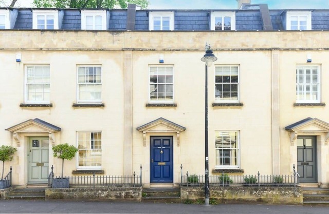 Spacious Townhouse, Private Parking, Central Wells