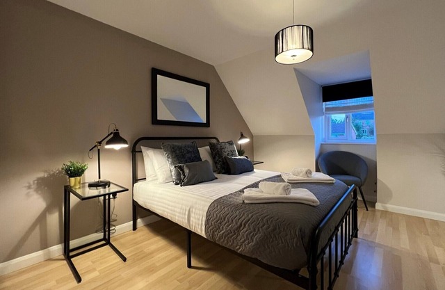 Spacious Townhouse with Parking