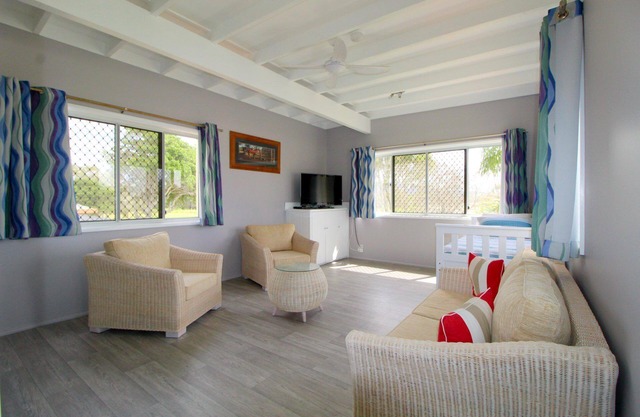 SPACIOUS & TRANQUIL WATERFRONT RELAXATION