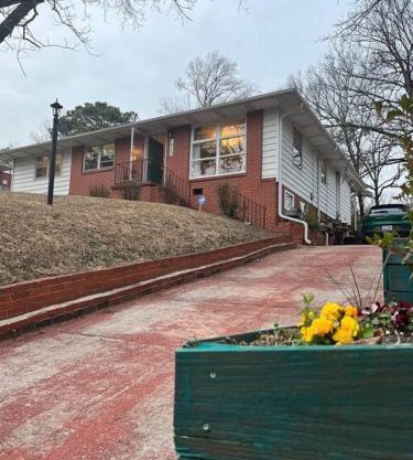 Spacious tranquil home close to downtown 5 beds