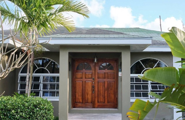 Spacious Tropical Getaway 🌴 - 3 mins away from the airport and beach