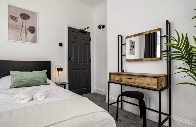 Spacious twin room-private bathroom-Newcastle