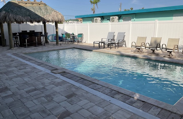 Spacious Two King, One Bath, Pool, Tiki Bar, Duplex, One Blk to Times Sq./Beach