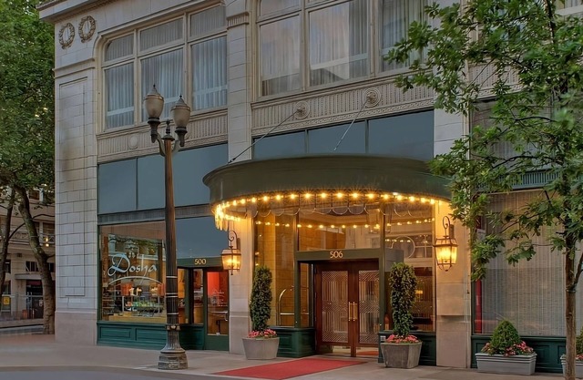 Spacious Unit, Pets Are Welcome! Near Pioneer Courthouse Square!