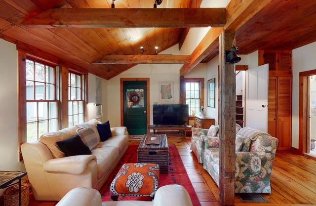 Spacious & updated farmhouse near skiing with country views - dog-friendly