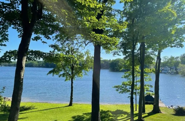 Spacious Updated Lakefront Getaway