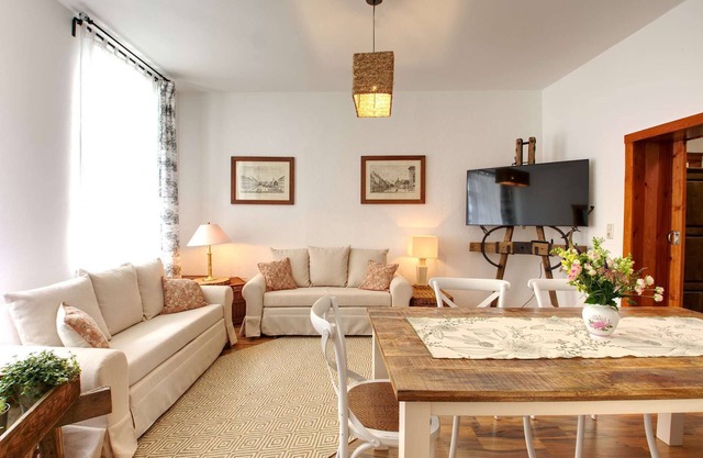 Spacious vacation apartment for up to 8 people centrally located next to St. Annenkirche church