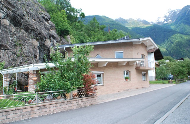 Spacious vacation apartment with a balcony and garden