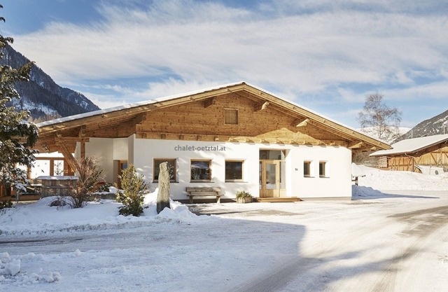 Spacious vacation home for 15 people with large terrace/garden.