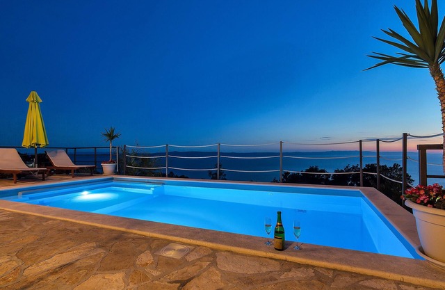 Spacious vacation home in Tucepi, private pool, terrace, sea view, barbecue, WiFi
