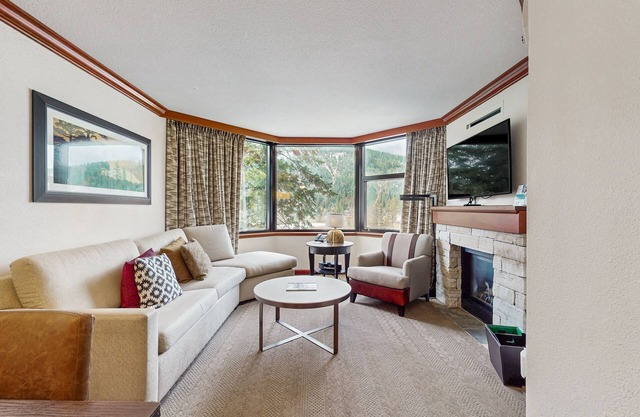Spacious valley-view ski-in/ski-out fireplace condo w/pool, hot tub & amenities