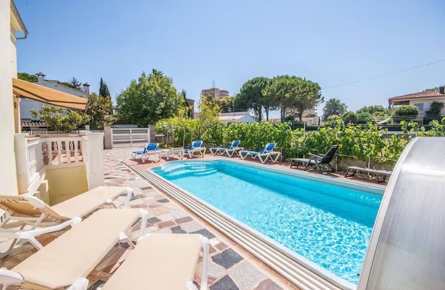 Spacious villa with a pool in a peaceful location in Sant Pere Pescador.