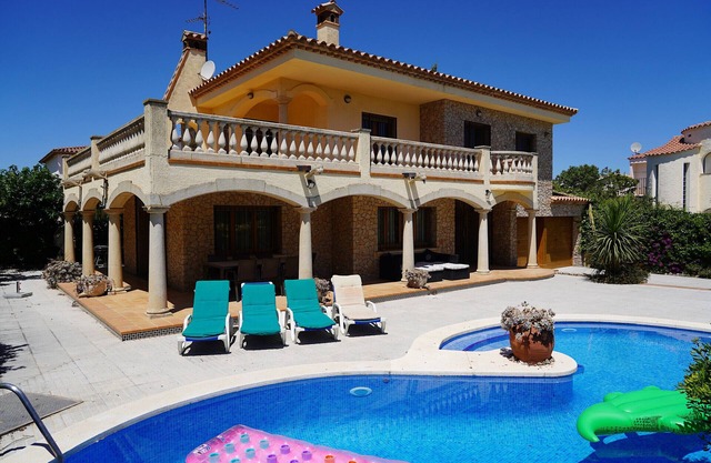 Spacious villa with private pool near the beach in Costa Brava