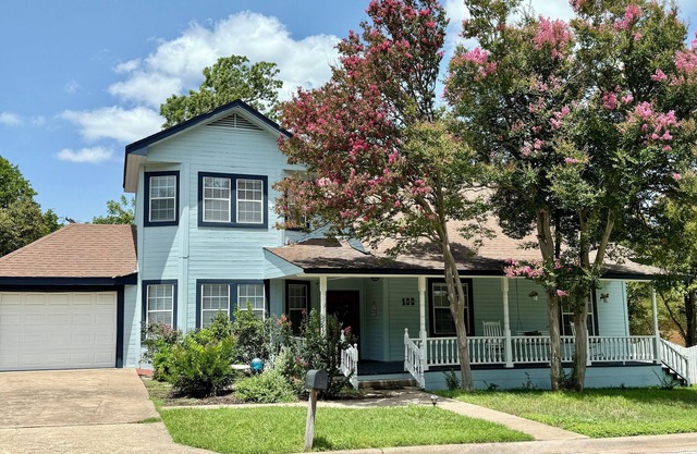 Spacious Victorian w/Game Room & Hot Tub