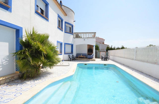Spacious Villa with Pool, Garden, BBQ, A/C, WiFi, Parking - Walk to Beach