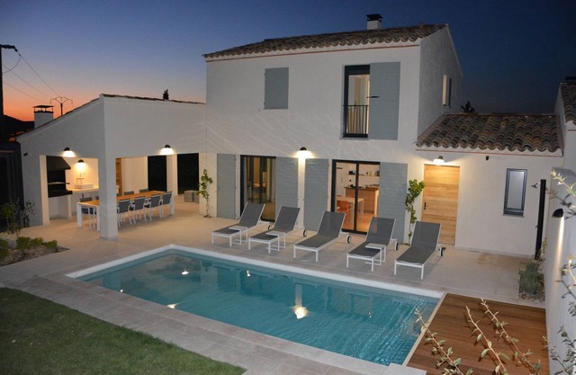Spacious villa in a modern Provencal style, at the foot of bald mountain Ventoux