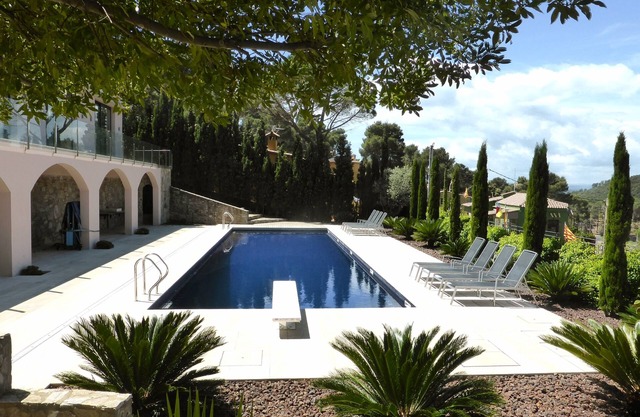 Spacious Villa large Pool 7 b’rooms 8mins walk to Begur Padel tennis 1min away