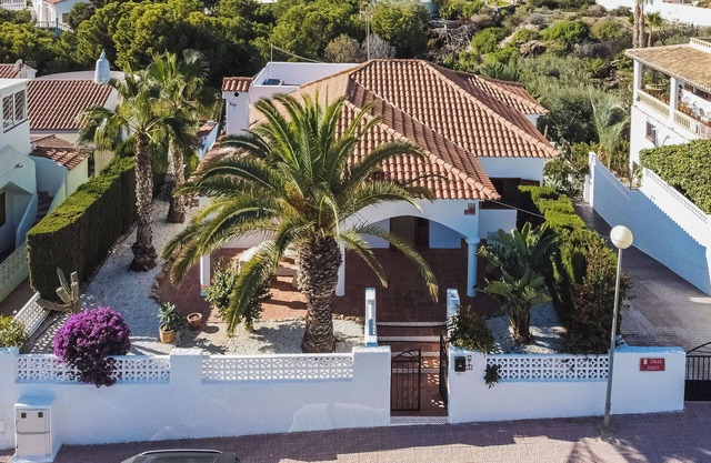 Spacious villa on 600m² with large pool, 4 terraces and solarium. Near beach.