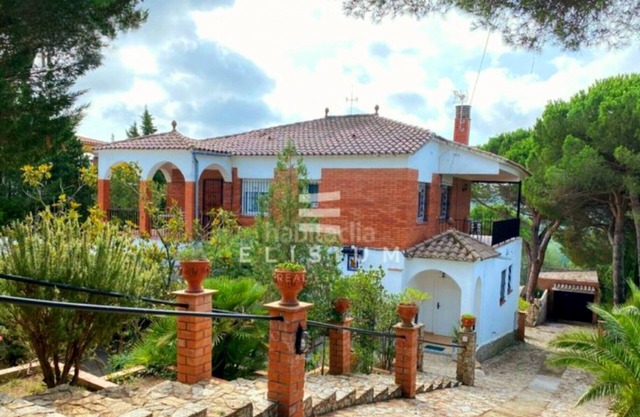 Spacious villa sleeps 20, swimming pool, tennis court, mini-golf course, garden, barbecue,.