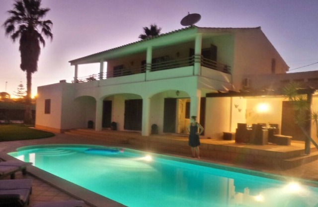 Spacious villa w/ heated pool, tennis court & hot tub (only 30 min. from Lisbon)