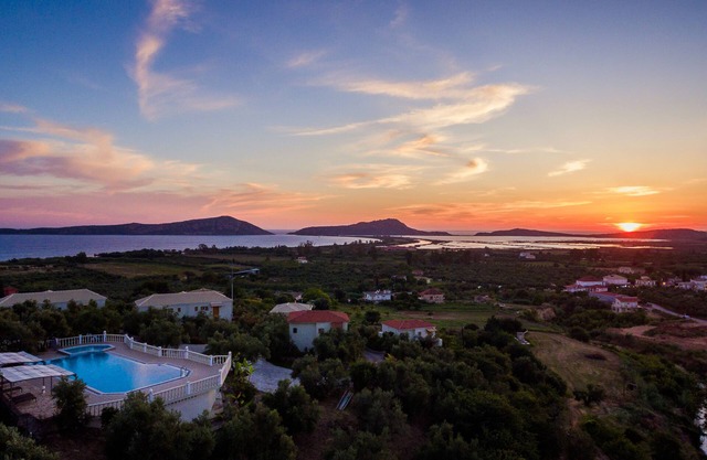 Spacious Villa w/pool and spectacular views of the Navarino Bay. Pet Friendly !