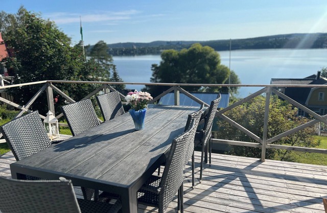 Spacious villa with incredible lake views! Bed linen is included. Newly renovated bathrooms