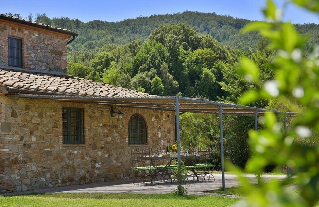 Spacious villa with heated pool, A/C, Wi-Fi, BBQ, al fresco dining, sleep 20