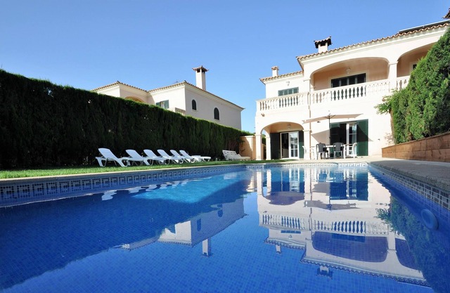 Spacious villa with private pool near golf and beach ideal for families and golf players - Free Wifi