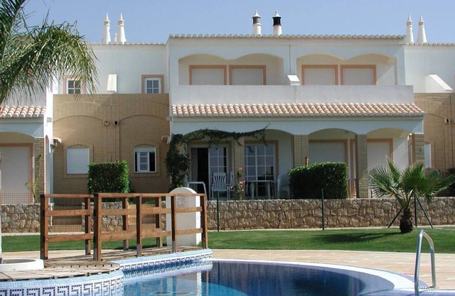 Spacious Vivenda with 3 terraces, pool and tennis court by the sea
