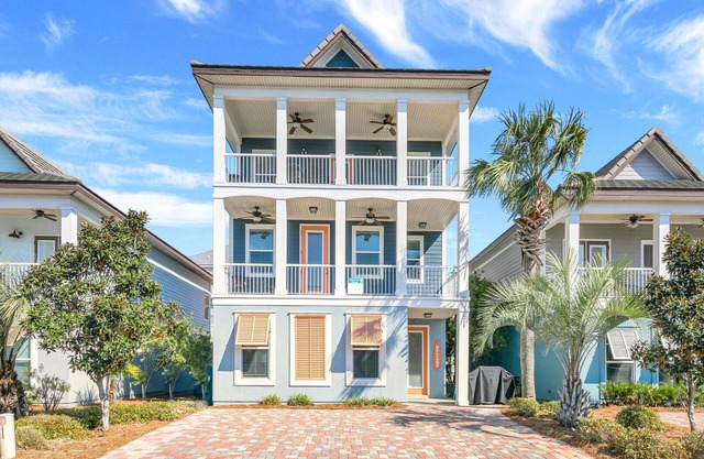 Spacious w/2 living rooms, beach trolley & resort style pool!