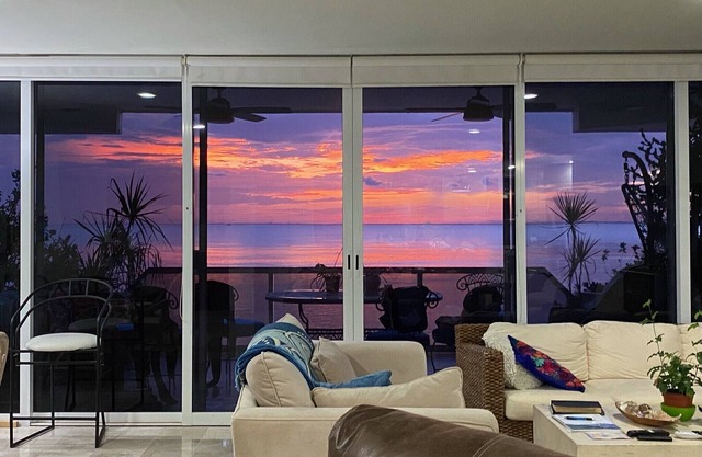 Spacious Waterfront Condo with amazing Sunset Views, 3bed/2bath North Hotel Zone