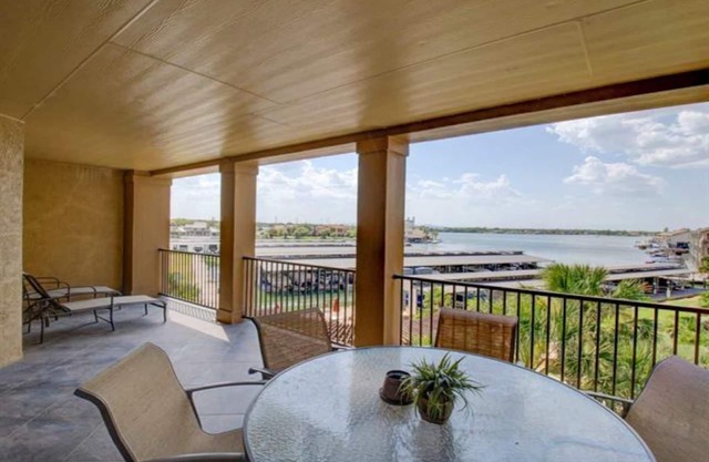 Spacious Waters Resort 3/2 Condo with Views of Lake LBJn
