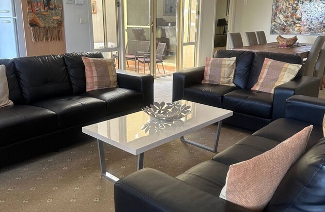 Spacious Williamstown Apartment with Free Parking