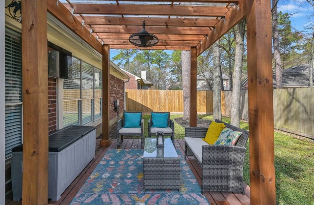 Spacious Woodlands Home, Close to I45, Fully Equipped Kitchen, BBQ Grill, Updated