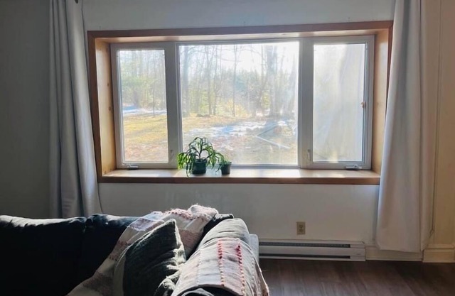 Span Chalet : Bord de Leau à Proximité de St-sauveur