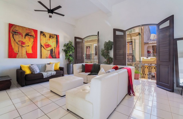 Spanish Penthouse private Patio Prime location