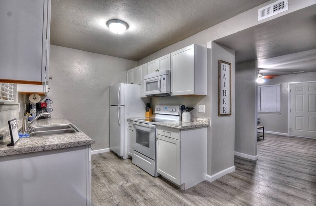Sparkling Clean Modern Townhome! Pet Friendly, Fast WiFi
