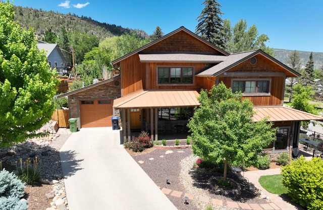Sparkling new home close to downtown & hiking trails