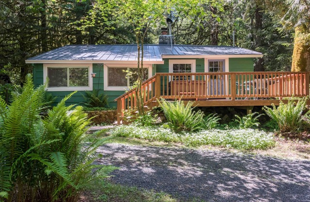 Special 3rd night free stay before May 23rd! Hot tub,river front.