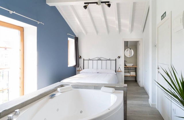 Special studio for couples with double whirlpool tub and views of the main garde