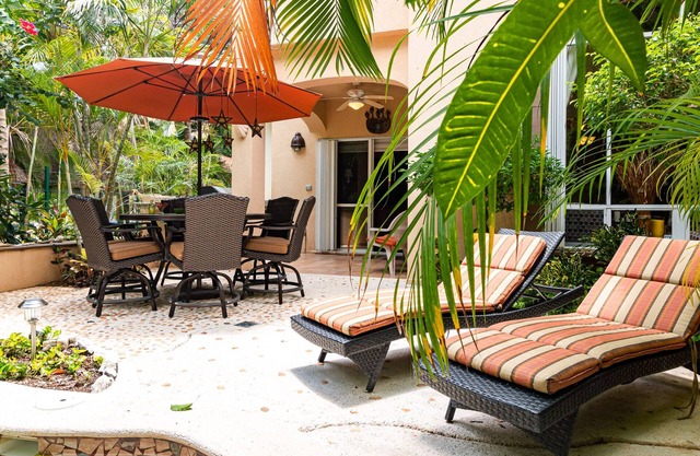 Special Sept. Rate!n Cozy 3 house, close to the beach, w/private pool and BBQ