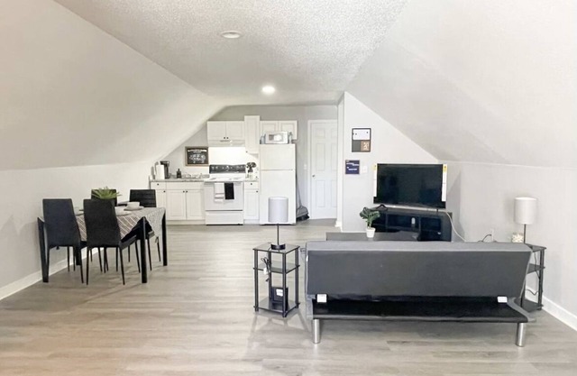 Specious 1 bedroom apartment w/free wifi & parking