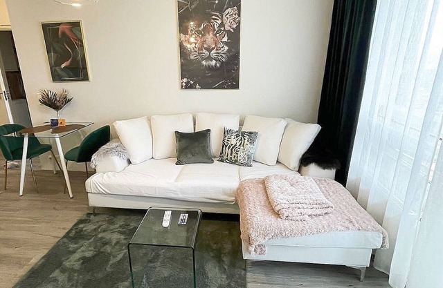 Specious roofapartment apartment, tropical velvet