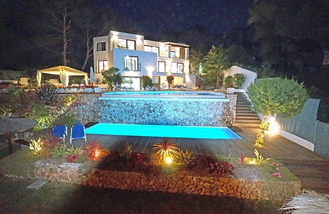 Spectacular 180 DEGREE VIEWS SEA/SUNSET 2 SWIMMING POOLS, JACUZZI, GYM ,TENNIS