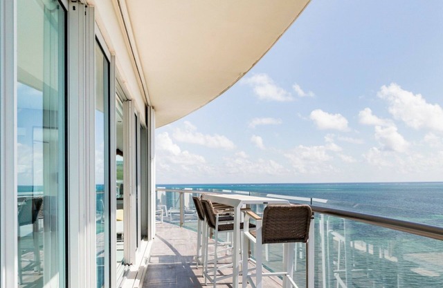 Spectacular apartment facing the sea