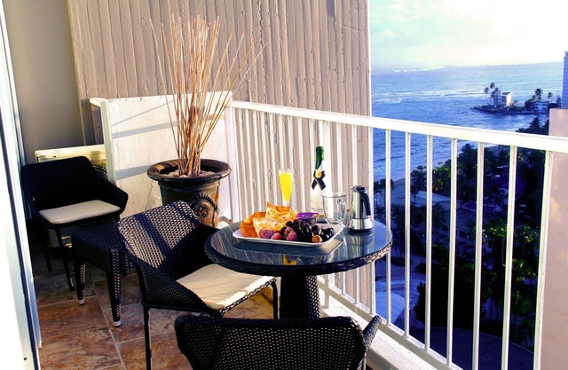 🌴Spectacular Beach Front Studio 🌴 19th Floor View of Beach, El Yunque Mt. & City