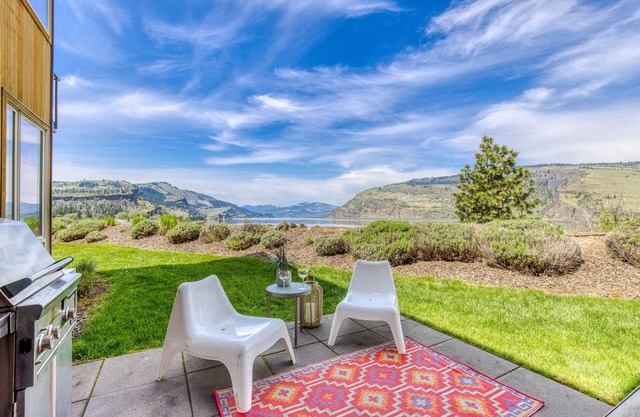 Spectacular Columbia River View + Easy Access To World Class Windsurfing/Kiting