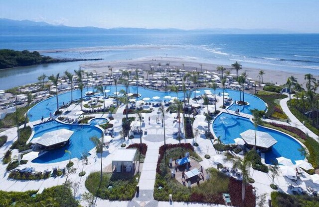 Spectacular Grand Luxxe 4 Bedroom Residence!